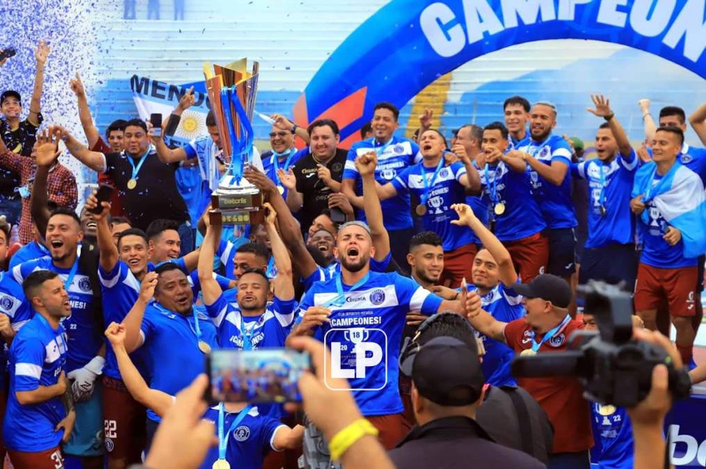 La celebración de los jugadores del Motagua con el trofeo de campeones de la Liga Nacional.