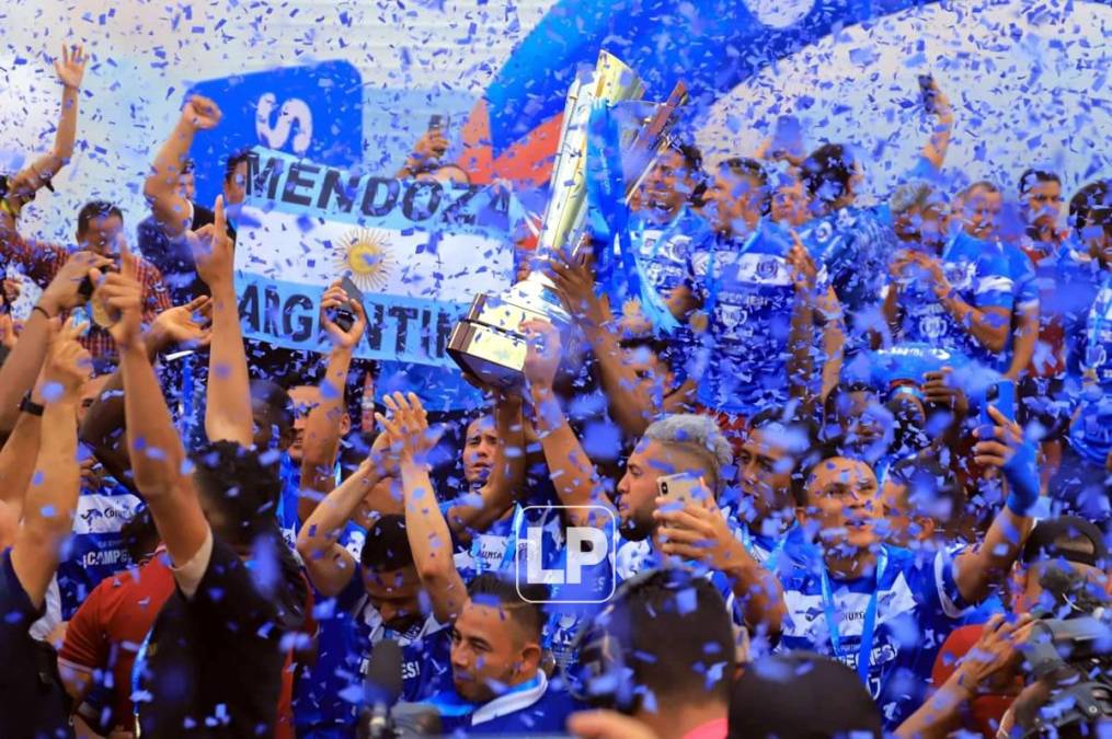 La celebración de los jugadores del Motagua con el trofeo de campeones de la Liga Nacional.