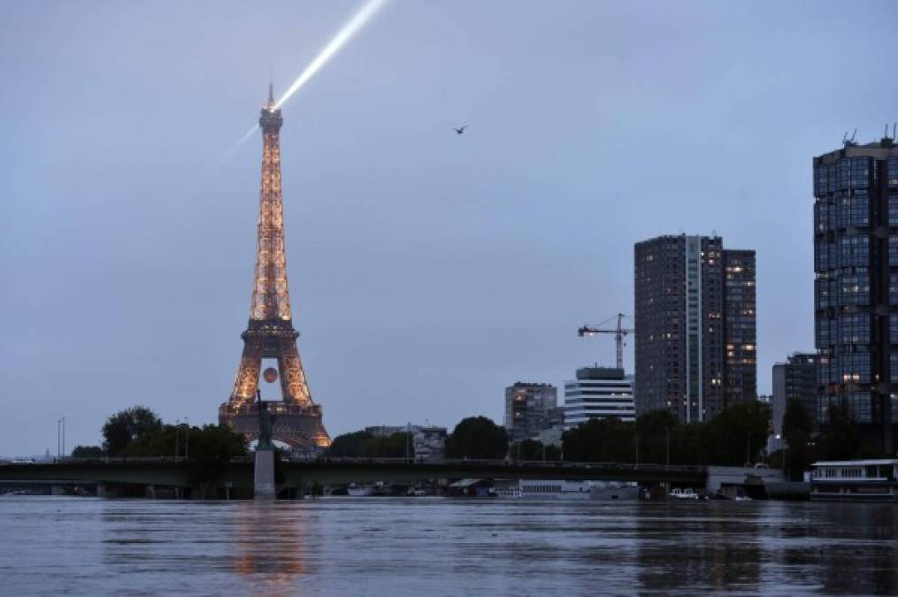 El río Sena alcaanzó este viernes su nivel más alto en tres décadas. Fotos: AFP