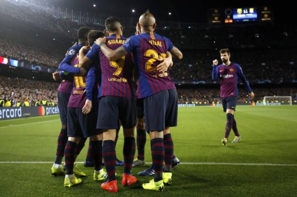 Los jugadores del Barcelona llegaron a celebrar y felicitar a Messi por su segundo gol.