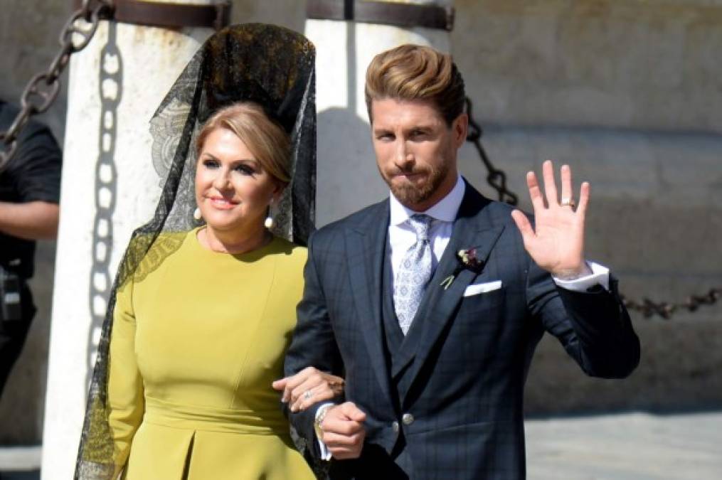 Después de los invitados, apareció Sergio Ramos junto a su madre Paqui Gracia.