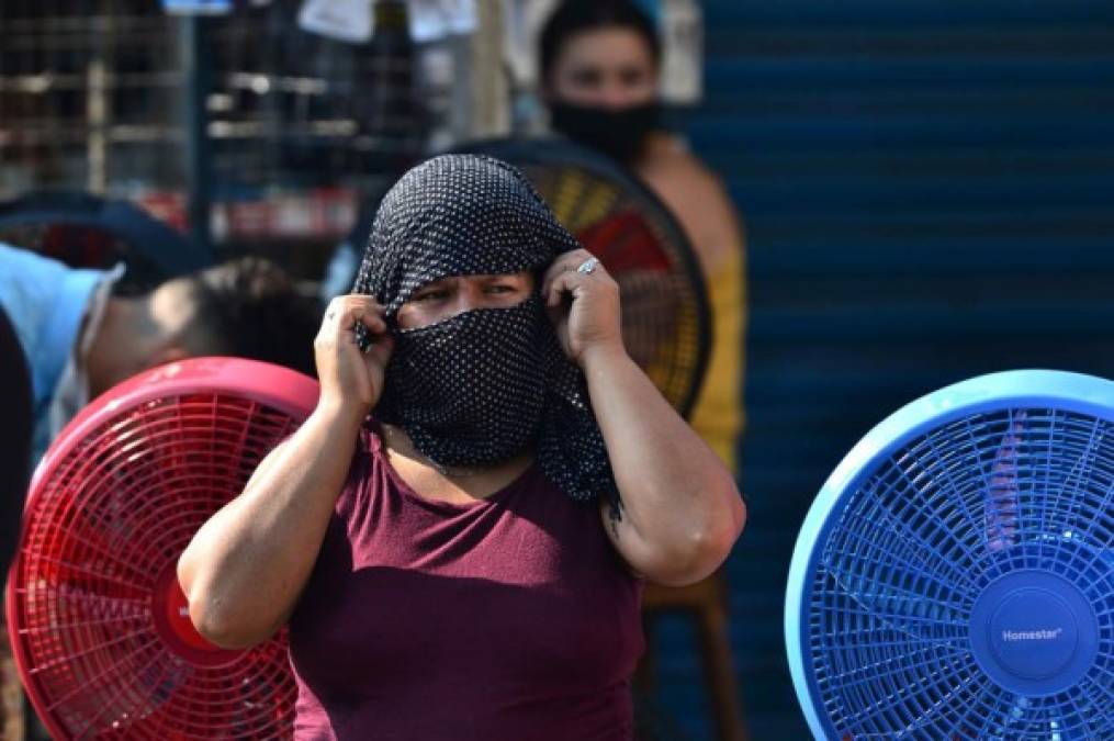 Las personas que no tienen mascarillas se las ingenian para poder cubrir sus rostros, como esta mujer que utilizó una blusa en su cara y dejó descubierto solo sus ojos.