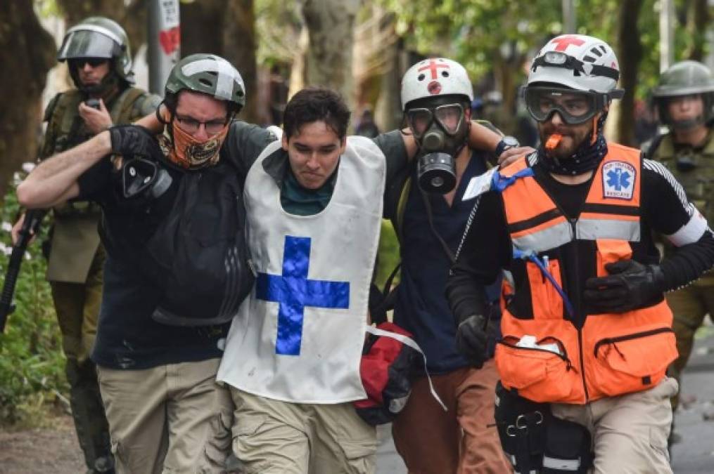 También se registraron por primera vez en esta crisis barricadas y escenas de tensión en los alrededores del Costanera Center, el centro comercial que con su rascacielo es el más alto de Sudamérica y símbolo de la bonanza chilena.