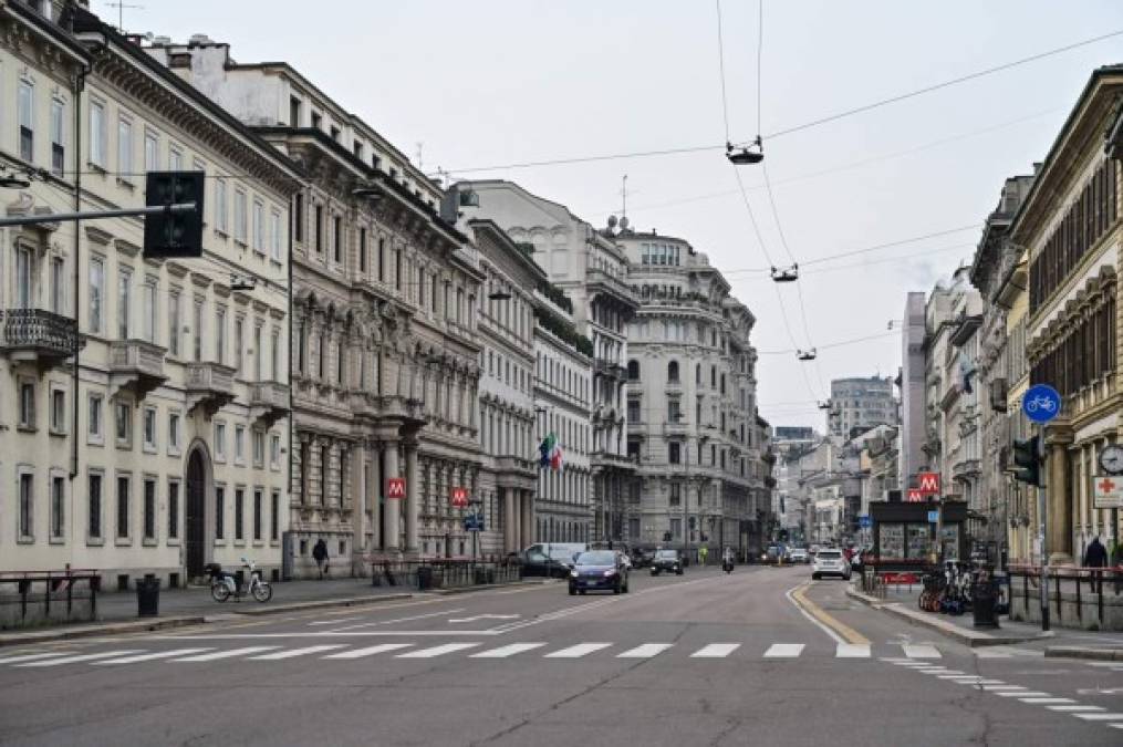 Mientras los distintos establecimientos de comida y recreación permanecen cerrados, los automóviles que circulan por las calles son escasos y el silencio impera en todos lados.