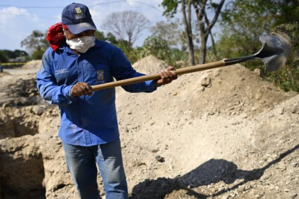 Un trabajador de la municipalidad de San Salvador mientras cavaba tumbas.