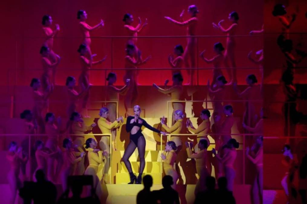 La británica joven Dua Lipa vuelve a la música por la puerta grande, con una explosiva presentación de su canción 'Don´t start now' en los premios MTV EMA 2019.