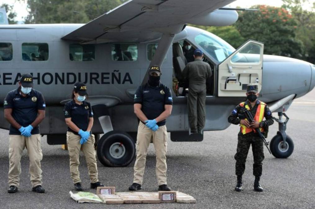 Indicó que toda la droga que decomisan usualmente está etiquetada con logos, nombres o números. Pero 'en esta ocasión traía una figura (...) de Pablo Escobar', el famoso narcotraficante colombiano fallecido en 1993.