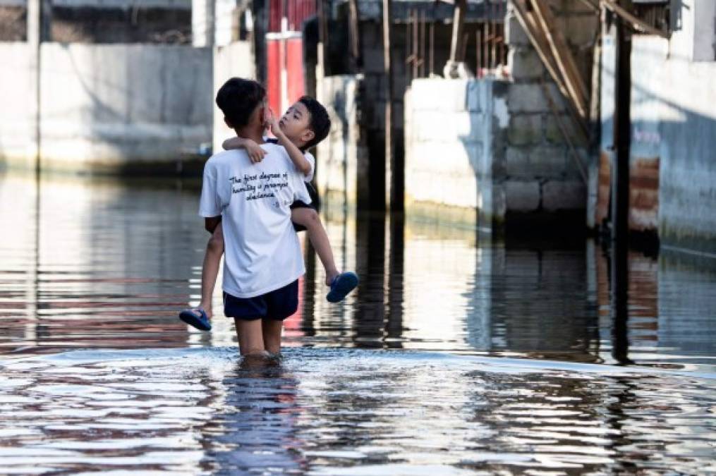 La amenaza que supone la crecida de las aguas para la población y sus bienes se agrava con las mareas altas y las inundaciones provocadas por la veintena de tormentas tropicales y tifones que sufre el archipiélago cada año.