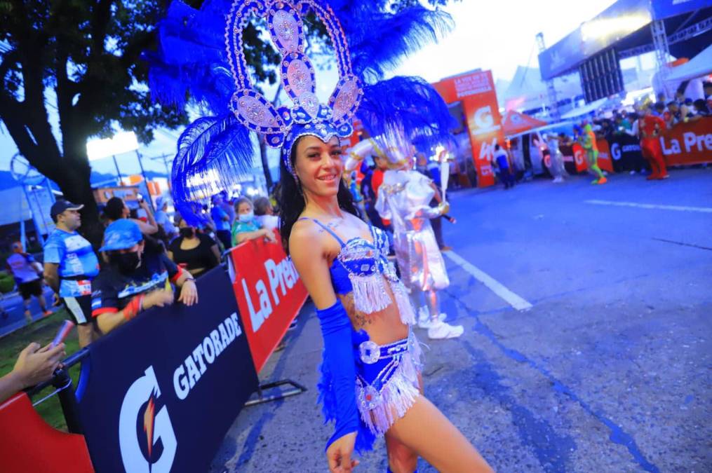 Bellas chicas, famosos y ambiente familiar: Las imágenes de la Maratón de LA PRENSA