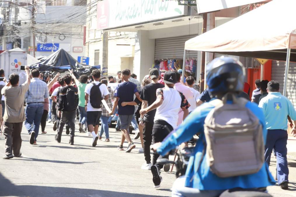 Decenas de manifestantes caminaban por las calles y avenidas de San Pedro Sula cerrando negocios del centro de la ciudad antes de mediodía. Disparos de arma de fuego desataron el caos nuevamente en el centro de la ciudad después que agentes intentaran dispersar a manifestantes en un punto de la ciudad. 