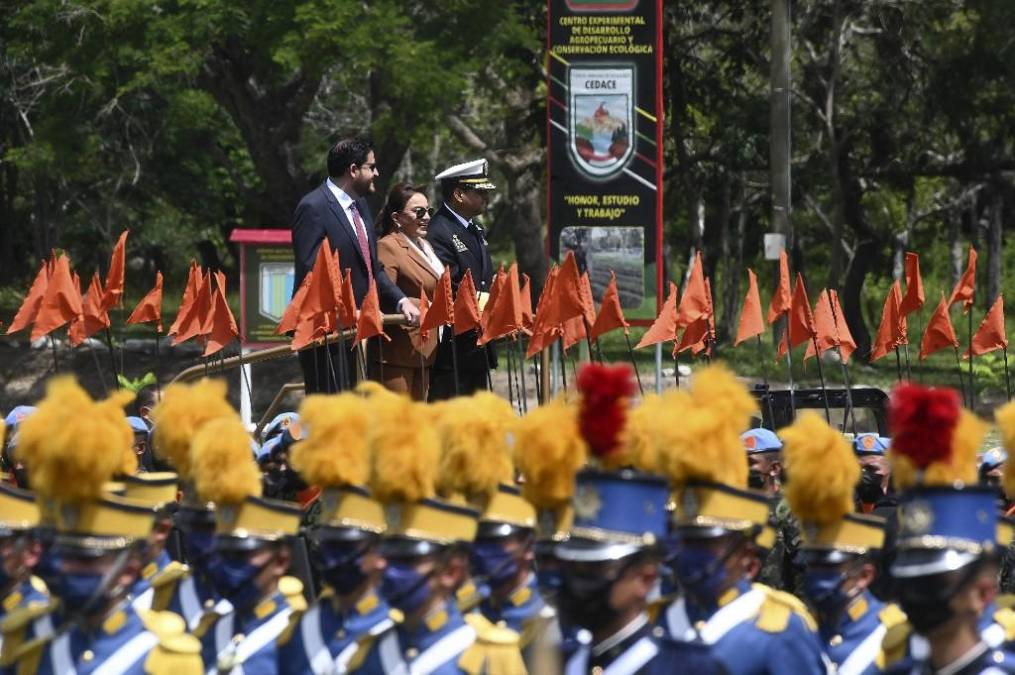 Xiomara Castro rinde honores a los soldados hondureños en su día