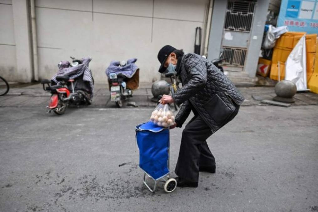 La Comisión Nacional de Sanidad de China aseguró que el número de contagiados del coronavirus 'activos' en el país es de 2.396, lo que significa que, por primera vez desde enero, baja de los 2.500. En las últimas 24 horas se diagnosticaron 31 nuevos casos, 30 de ellos procedentes del extranjero, los llamados casos 'importados'.