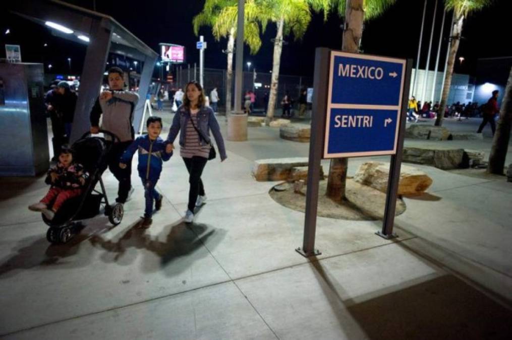 Algunos de los migrantes que ya están en Tijuana han acudido al paso fronterizo de El Chaparral para iniciar el lento proceso de solicitud de asilo o refugio a Estados Unidos.