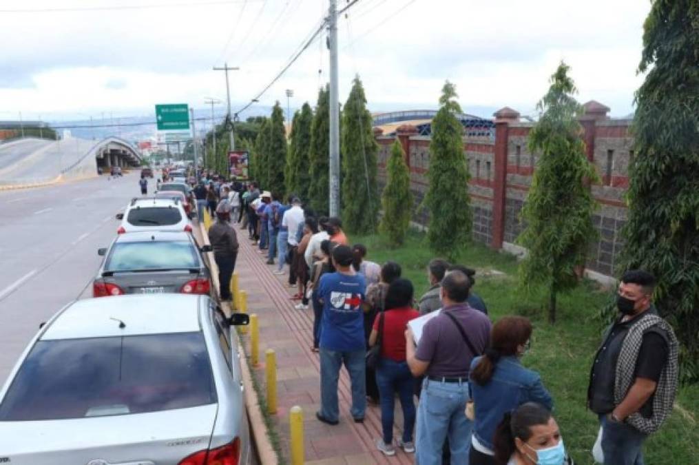 Unos aseguraron hacer llegados desde las 3:00 de la mañana a las instalaciones del Estadio Nacional Tiburcio Carías Andino.