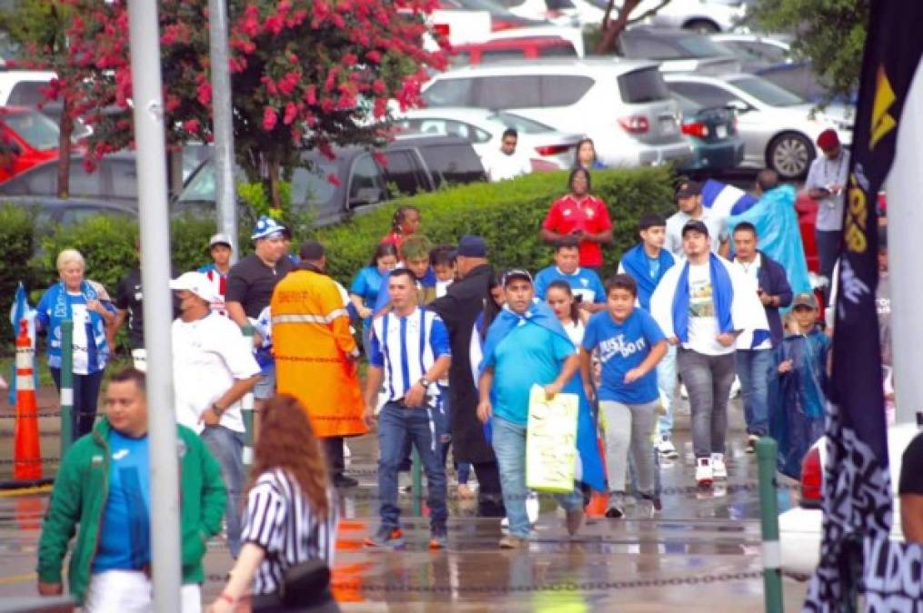 Los alrededores del estadio del partido se inundaron de aficionados catrachos.