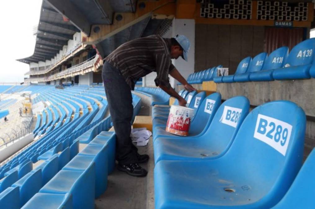 Las sillas ahora están perfectamente enumeradas, a la espera de los aficionados que llegarán en la doble jornada para apoyar a la Bicolor.