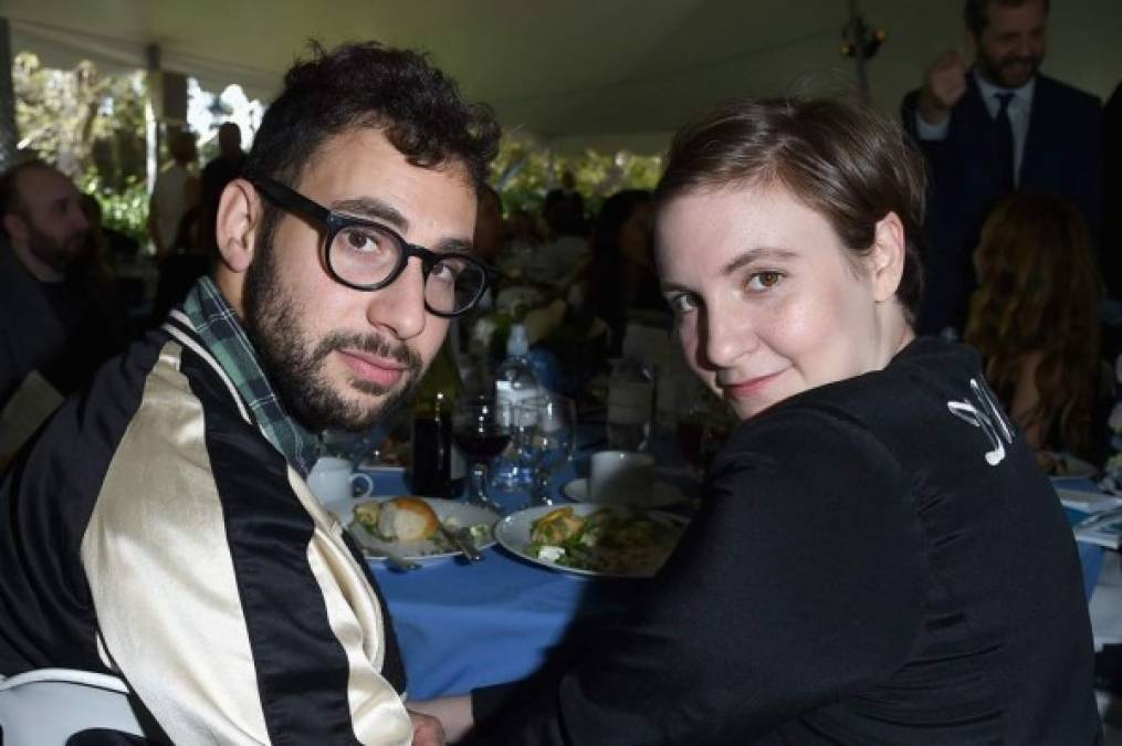 En enero se dio a conocer que la actriz Lena Dunham y el músico Jack Antonoff dieron fin a su noviazgo tras más de cinco años juntos.<br/><br/>La pareja se conoció en 2012, en una cita a ciegas, organizada por la hermana del músico y el comediante Mike Birbiglia.