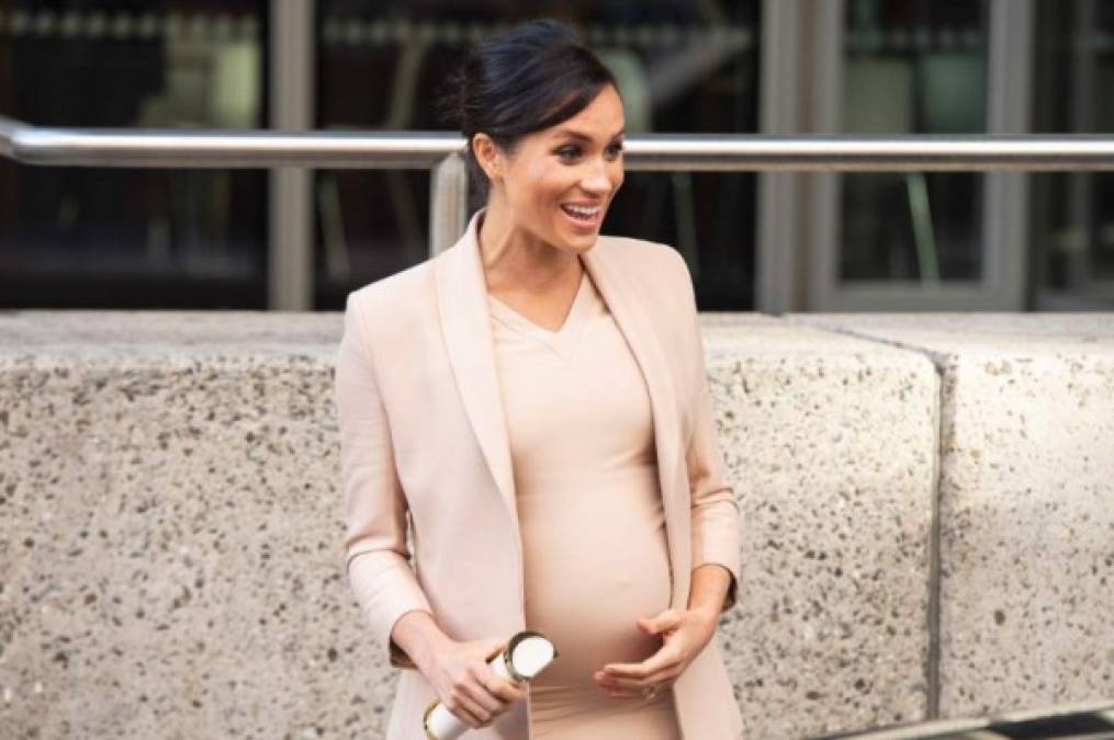 Meghan, Duchess of Sussex walks to her car after visiting the National theatre in central London on January 30, 2019 after it was announced that she would be Patron of the theatre. (Photo by Niklas HALLEN / AFP)