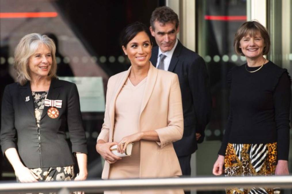 Durante su visita, Meghan, quien tiene más de seis meses de embarazo, aprendió sobre el trabajo de la institución y se reunió con el personal y los aprendices que trabajan tras bambalinas.<br/>