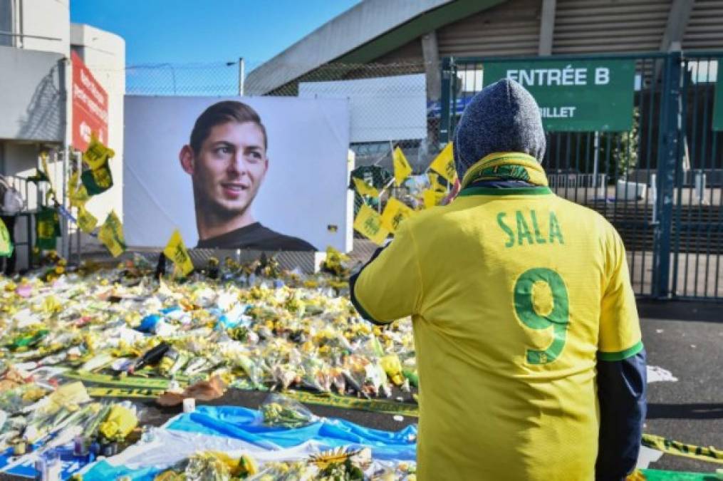 Los aficionados del Nantes rindieron un último homenaje al goleador Emiliano Sala, fallecido en un accidente de avión, mostrando un tifo con el dorsal 9 en las tribunas del estadio la Beaujoire.