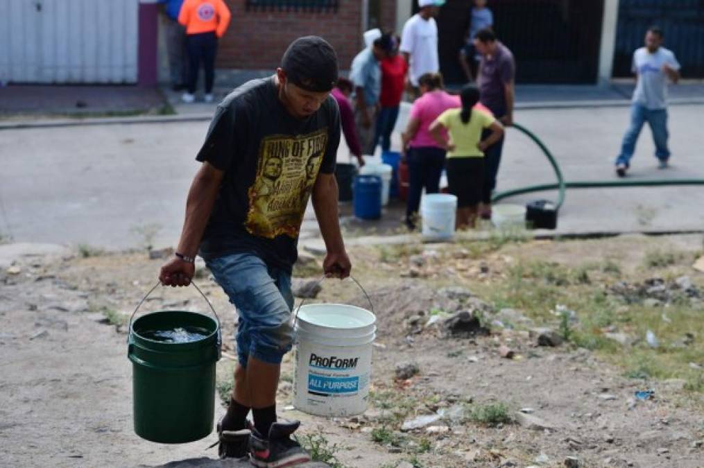 El agua se transporta en camiones cisterna, con una capacidad de 108,000 galones. La medida se implementó para contrarrestar la dramática sequía causada por el cambio climático.