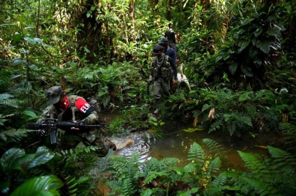 Antes se disputaban el control territorial con las FARC, pero con el desarme de los 'compas' -como les dicen-, el ELN se quedó enfrentando al ejército, las disidencias del primer grupo y bandas armadas del narcotráfico.