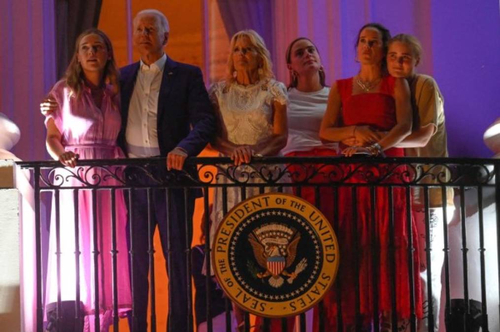 Joe Biden y la familia presidencial de Estados Unidos disfrutaron de los festejos por el 4 de Julio en la Casa Blanca donde las nietas del mandatario acapararon la atención de los medios.