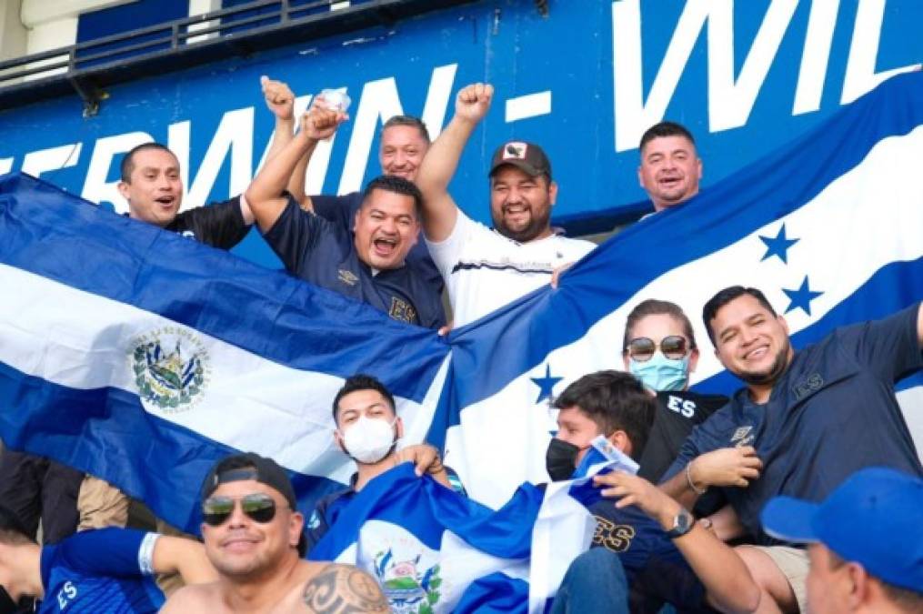 Centenares de hondureños se hicieron presente en las butacas del color de Monserrat, un estadio considerado de los más hostiles para los jugadores, sin embargo, entre aficionados existe el respeto.