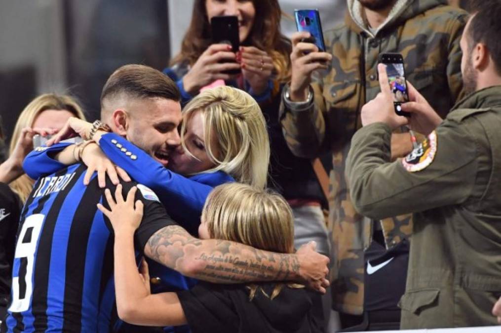 Muchos captaron el picante beso entre Icardi y Wanda Nara en las gradas del Giuseppe Meazza. Foto EFE