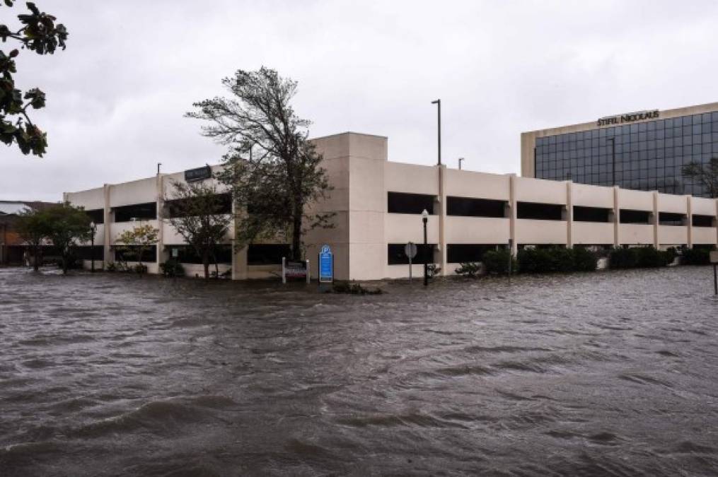 El Centro Nacional de Huracanes (NHC), con sede en Miami, dijo que algunas zonas puntuales podrían recibir hasta 88 cm de lluvia.