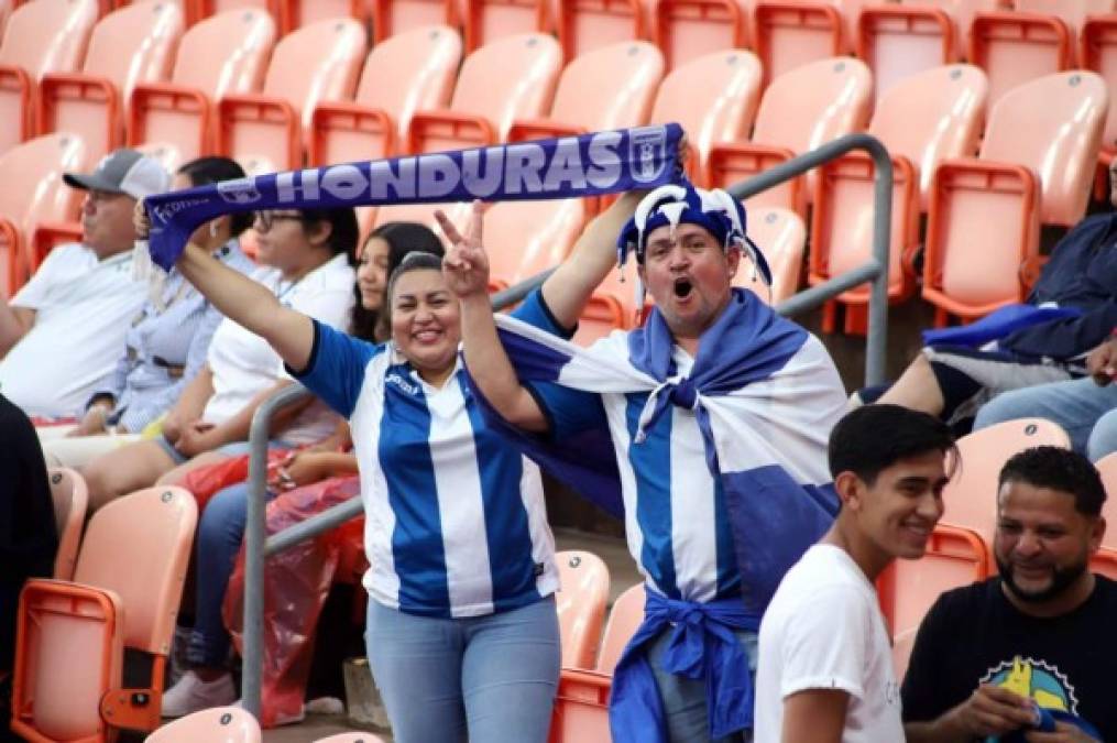 Aficionados hondureños alentando a la Bicolor en el estadio BBVA Compass.