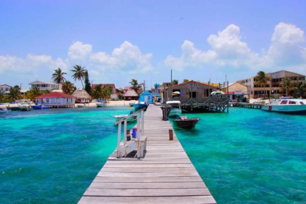 Si viajar es uno de sus propósitos de Año Nuevo, aquí tiene 16 opciones de ciudades en las que puede hacer turismo sin necesitar demasiado dinero. <br/><br/>Una de las opciones es la Isla Cayo Ambergris, Belice. Este lugar es un paraíso de playas de arena blanca, palmeras, aguas cristalinas, y una abundante vida marina en la segunda barrera de coral más grande del mundo. <br/><br/>Es la isla más popular y extensa de las doscientas que forman parte de Belice, está ubicada en la parte norte de las costas centroamericanas de Belice, próxima a la frontera con México y se enfrenta al mar Caribe a lo largo de 40 kilómetros de norte a sur.<br/><br/>Destaca por su naturaleza salvaje, por sus playas de arenas blancas, aguas turquesas, sus antiguas ruinas mayas mezcladas entre cascadas, selvas tropicales y su proximidad con la barrera de coral, lo que la convierte en el sitio ideal para los amantes del submarinismo y del buceo con snorkel.<br/><br/>