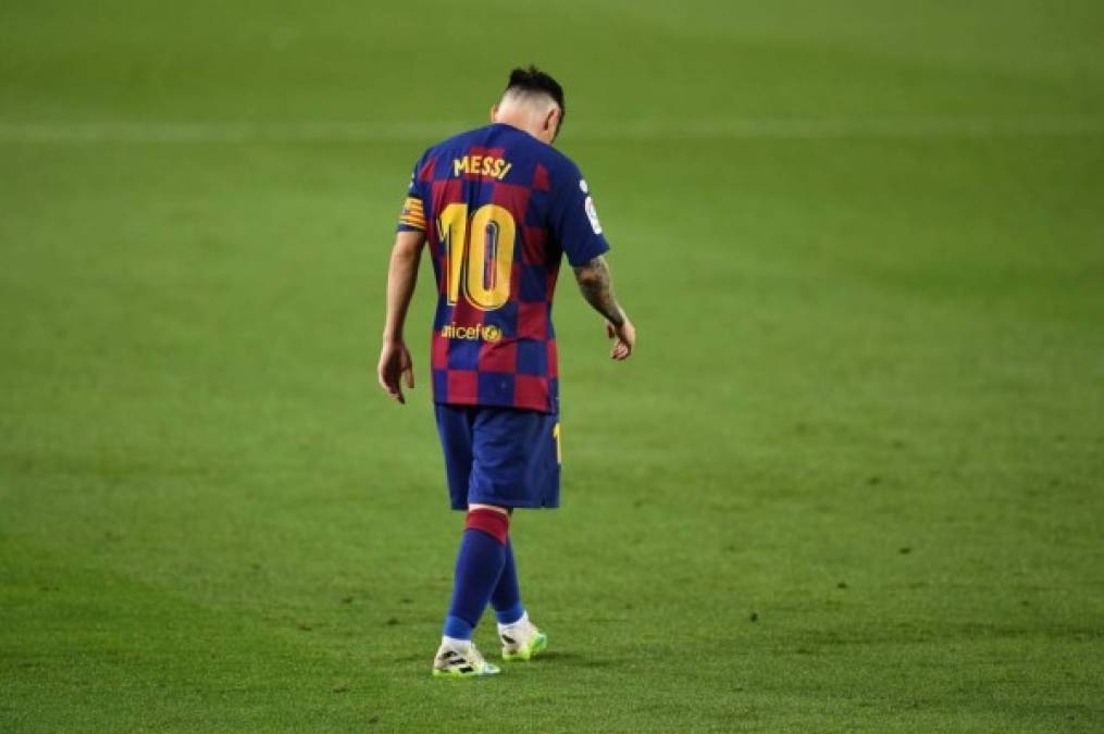 La tristeza y soledad de Messi en el Camp Nou al final del partido.
