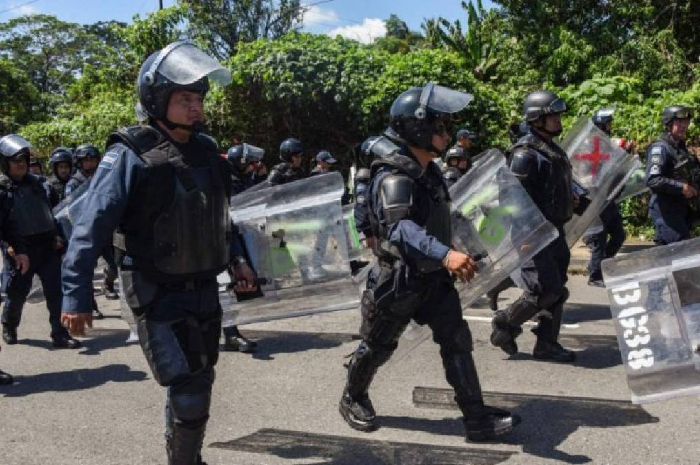 Los federales, que ya protagonizaron fuertes enfrentamientos con los migrantes en la frontera, se apostaron en Metapa desde tempranas horas.