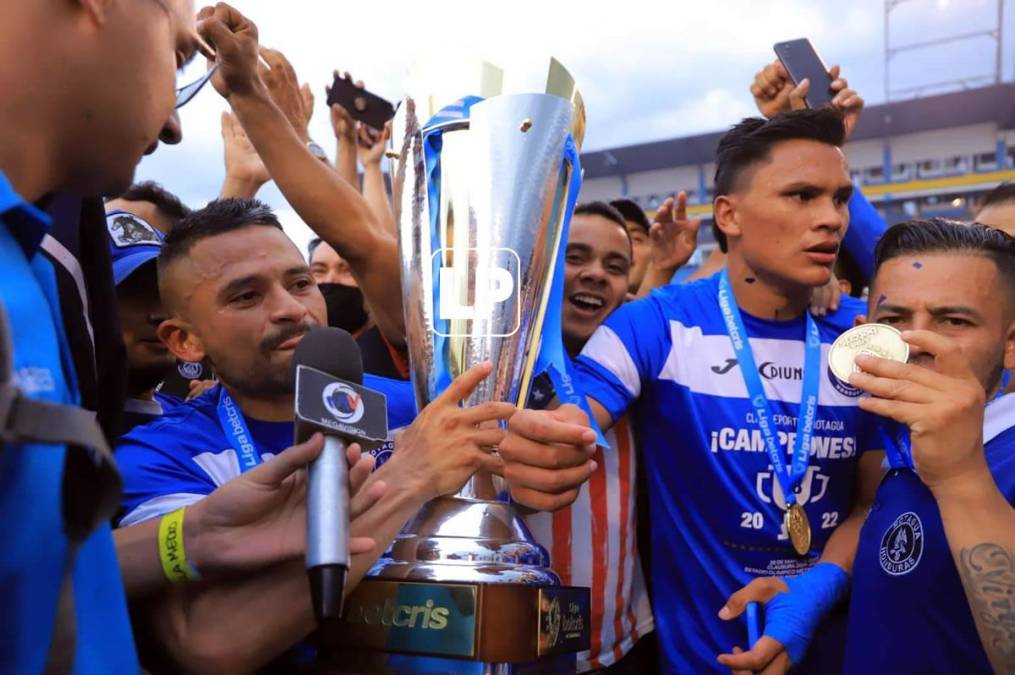 Omar Elvir mostraba la Copa a los aficionados del Motagua.