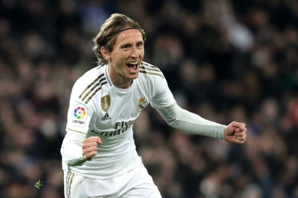 El AC Milan quiere un nuevo motor para su centro del campo y ha vuelto a poner sus ojos en Luka Modric, jugador que termina contrato con el Real Madrid en tan sólo un año. El croata no parece que vaya a ampliar su contrato con los merengues por lo que su salida podría producirse en el próximo mercado de transferencias siempre y cuando llegue una buena propuesta económica por él puesto que no va a dejar que se marche gratuítamente.