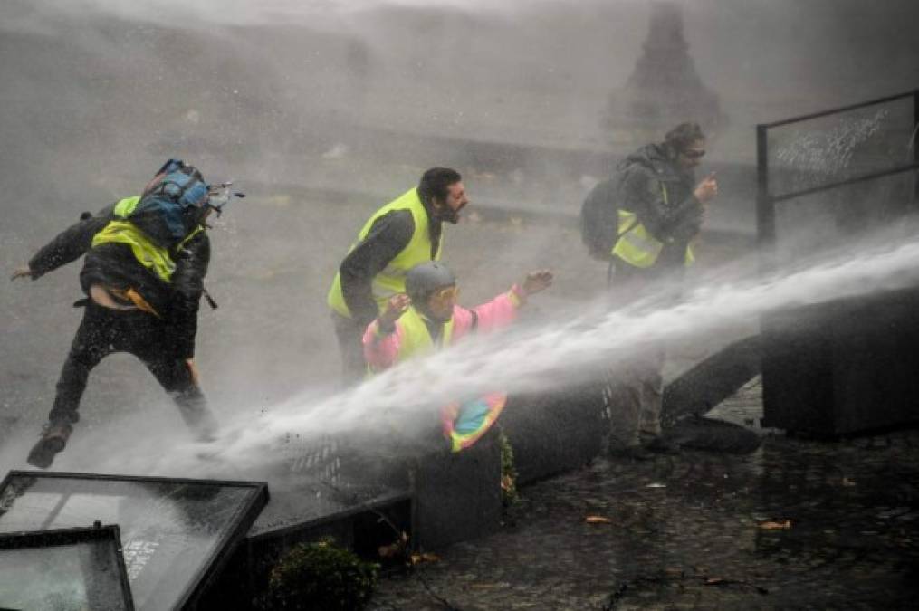 Violentas manifestaciones del movimiento de los 'chalecos amarillos' en Francia sembraron el caos este fin de semana en la famosa avenida parisina de los Campos Elíseos, donde se formaron barricadas y la policía disparó gases lacrimógenos.