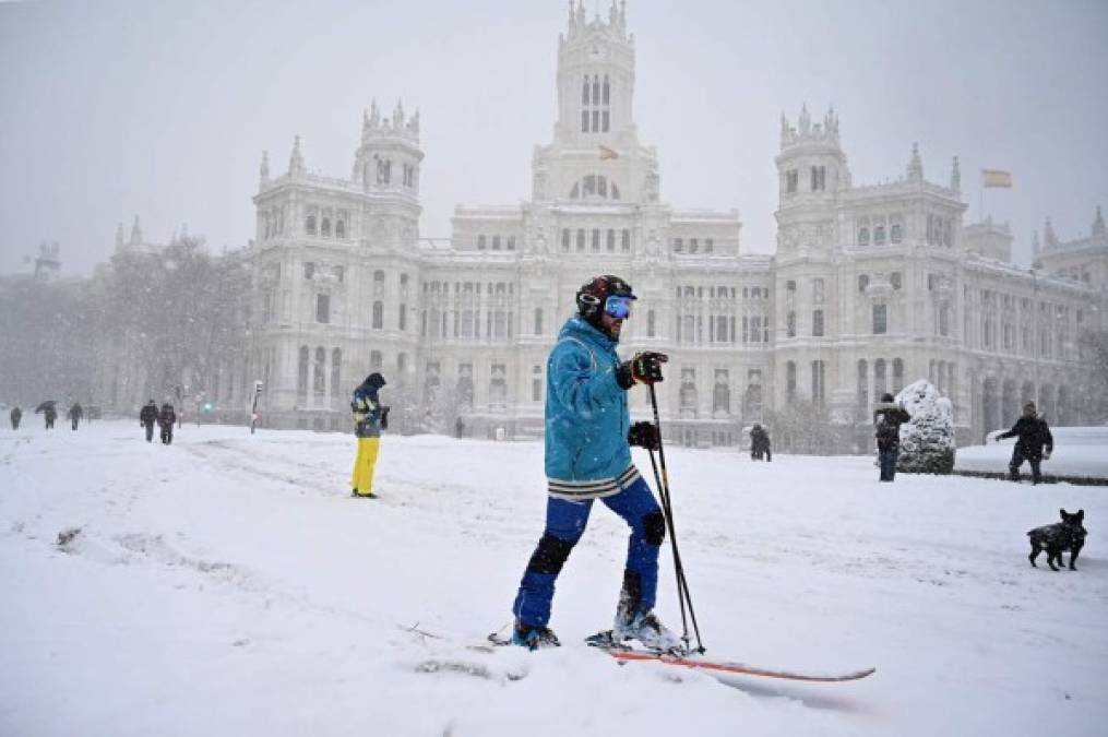 La unidad militar intervino en varios ejes viales, con sus vehículos quitanieves, y acudió en ayuda de los automovilistas atrapados por la nieve. Según los servicios de emergencia de la región de Madrid unos '1.500 vehículos' fueron 'liberados' este sábado por la mañana.<br/><br/>