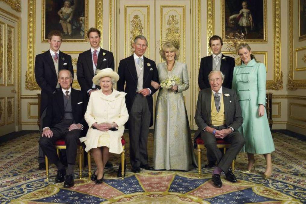 Carlos fue el primer miembro de la familia real que se casó en una ceremonia civil. Parker Bowles se convirtió en duquesa de Cornualles y, tras la llegada de Carlos al trono, pasó a ser reina consorte.