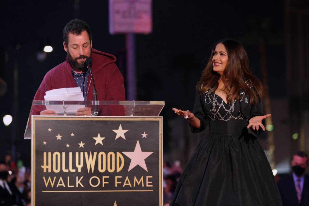 HOMENAJES DE AMIGOS. La nominada al Óscar a la mejor actriz por “Frida” (2002) y que la semana que viene estrenará la película “House of Gucci”, de Ridley Scott, recibió hoy en la ceremonia los elogios de sus amigos. Así, Adam Sandler aseguró que Hayek es “una de las mejores actrices de nuestra generación” y ensalzó ante todo la amistad que les une desde que trabajaron juntos.