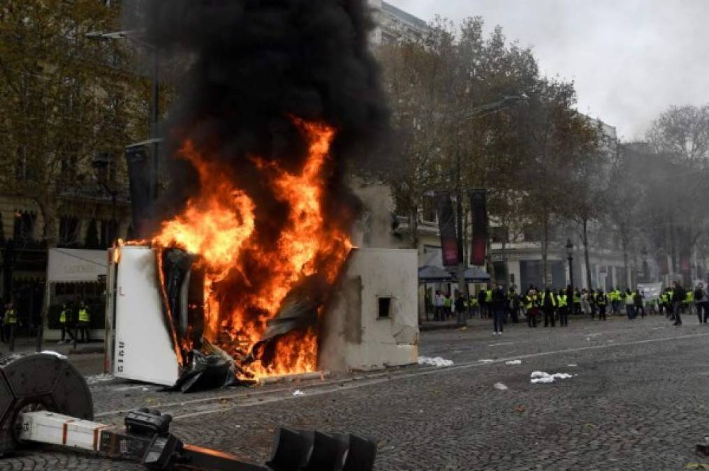 Los manifestantes quemaron vehículos y colocaron barricadas en el centro de la capital francesa.
