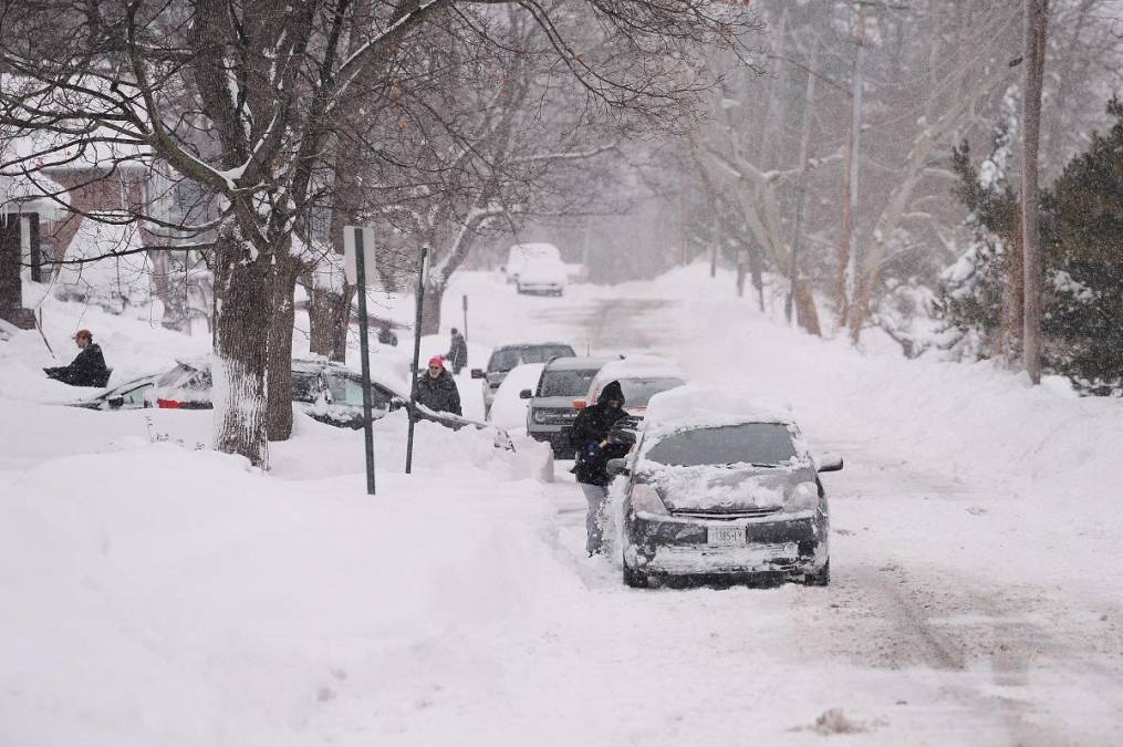 En Buffalo, una joven de 22 años, atrapada por la nieve, murió en su automóvil, según su familia. Un video enviado por la víctima y publicado por su hermana la muestra bajando la ventana de su vehículo, rodeado de nieve durante la ventisca.