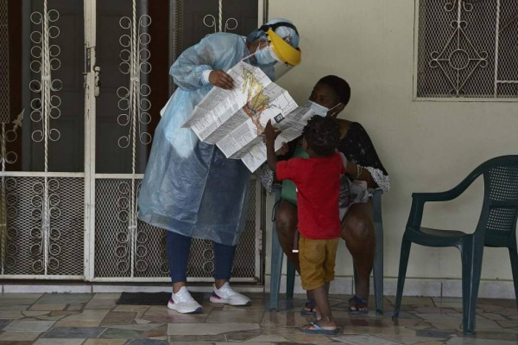 Una mujer haitiano recibe indicaciones de un médico del centro migratorio. Autoridades locales detallan que Trojes recibe a 400 migrantes haitianos, cubanos y africanos, en promedio, diariamente.