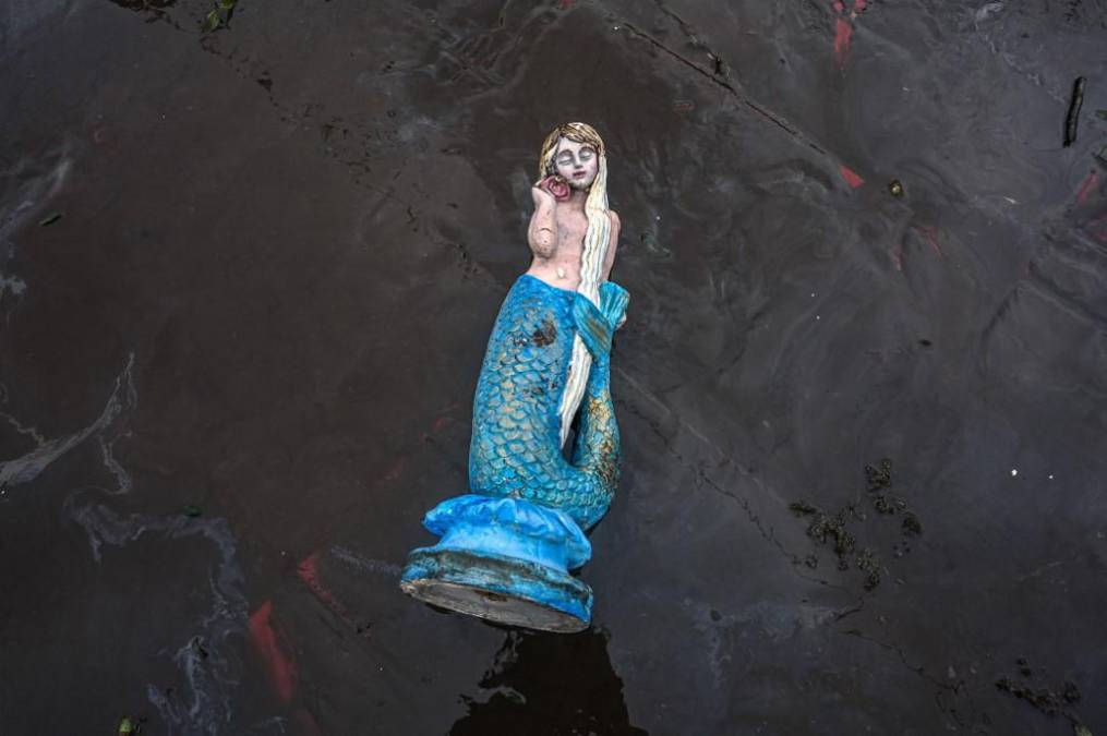 Una estatua de sirena queda varada en la costa después del huracán Ian en Fort Myers, Florida. 