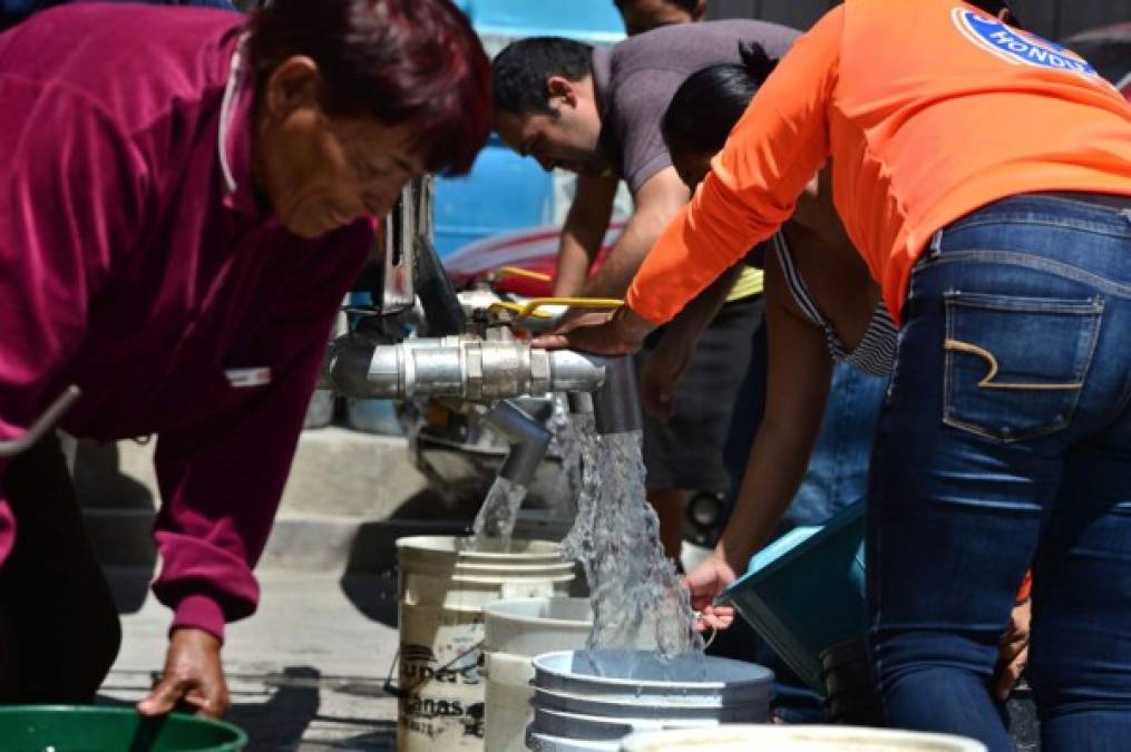 Copeco tiene siete cisternas con capacidad de 31,000 galones; Fuerzas Armadas, cuatro cisternas-12,400 galones; Policía, dos cisternas-5,400 galones, ICF, una cisterna-1,700 galones; el Sanaa dispone de seis cisternas con capacidad de 24,000 galones; Codem, cinco cisternas-9,630 galones; Cruz Roja, una cisterna-8,000 galones, y el Cuerpo de Bomberos, 14 cisternas-16,000 galones.<br/>Todos estos vehículos serán utilizados para abastecer de agua a medio millón de habitantes de Tegucigalpa.<br/>En total son 40 cisternas con una capacidad total de 108,130 galones de agua y adelantó, el presidente Hernández, que en los próximos días se sumarán otras 20 cisternas al proceso.