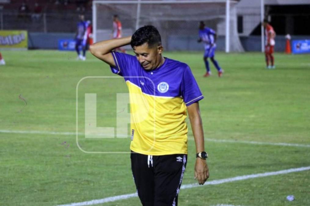 Elvin López, el entrenador interino que sustituyó al 'Chato' Padilla, se lamenta por la derrota del Victoria en el clásico ceibeño.