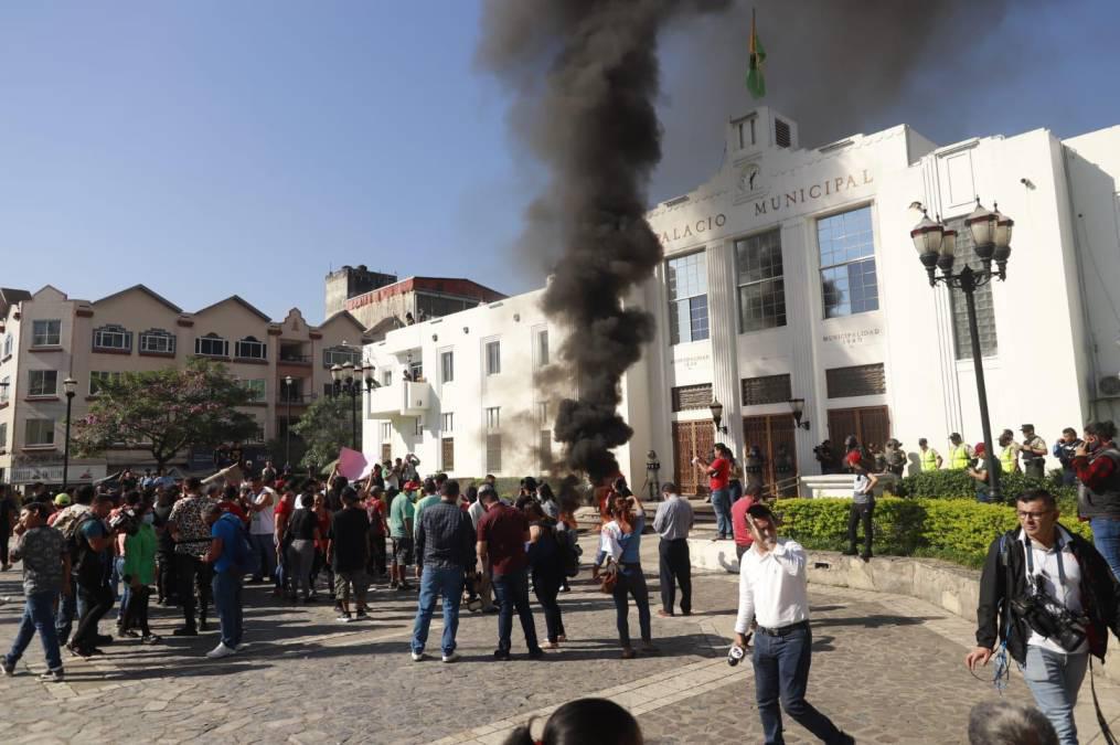 “Solo llegaron a tomarse fotos con los que estaban intentando quemar el edificio municipal”, cuestionó.