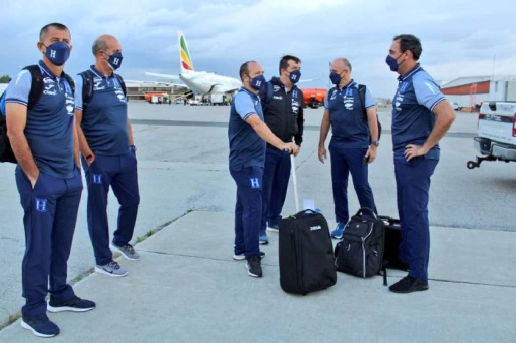 Encabezados por el seleccionador Fabián Coito, el cuerpo técnico de la H conversando en el momento que pisaban por primera vez tierras canadienses.