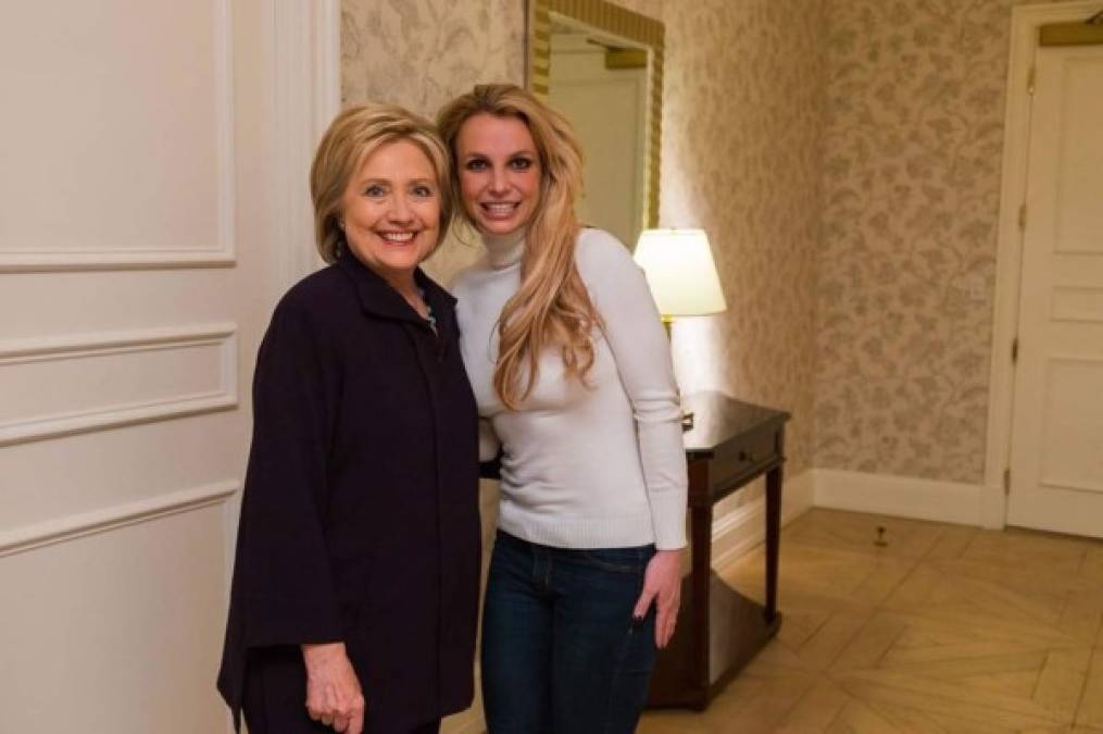 Britney Spears quien ha desatado todas las alarmas con una de las últimas fotos que ha subido a Instagram donde sale precisamente con Hillary Clinton.