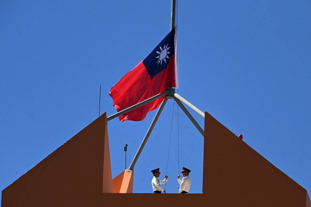 Así fue retirada la bandera de Taiwán de embajada en Tegucigalpa